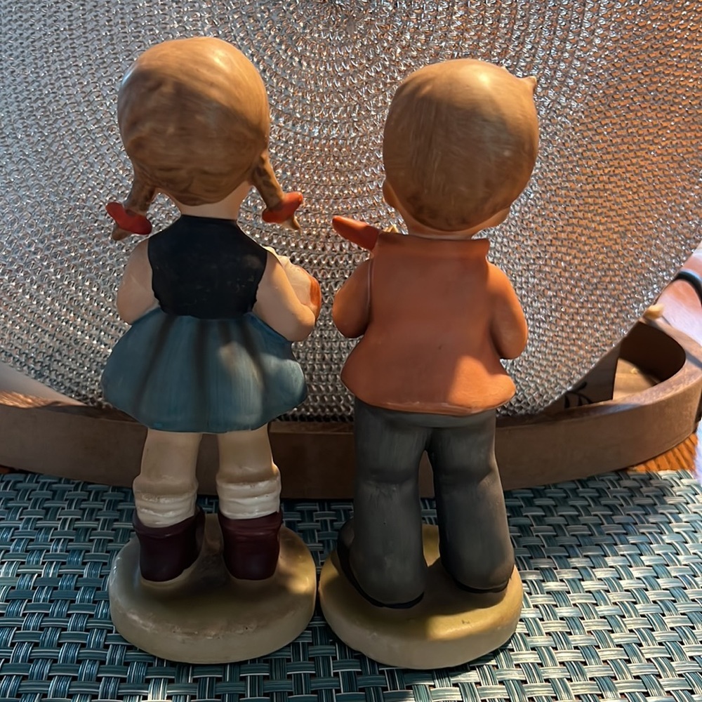 Vintage Hummel-like porcelain figures of boy and girl with musical instruments - Picture 5 of 5